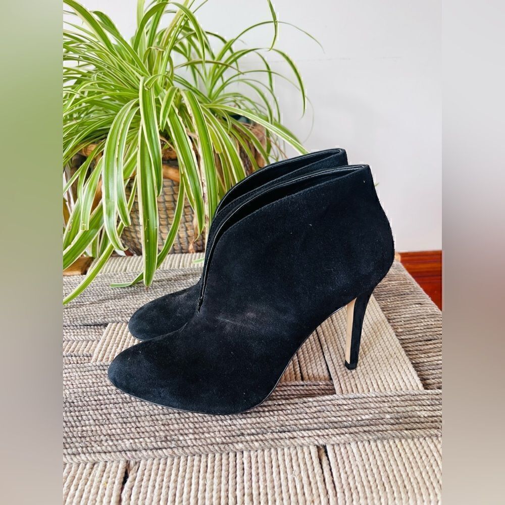 Lord & taylor | 424 fifth | black plunge heeled suede bootie